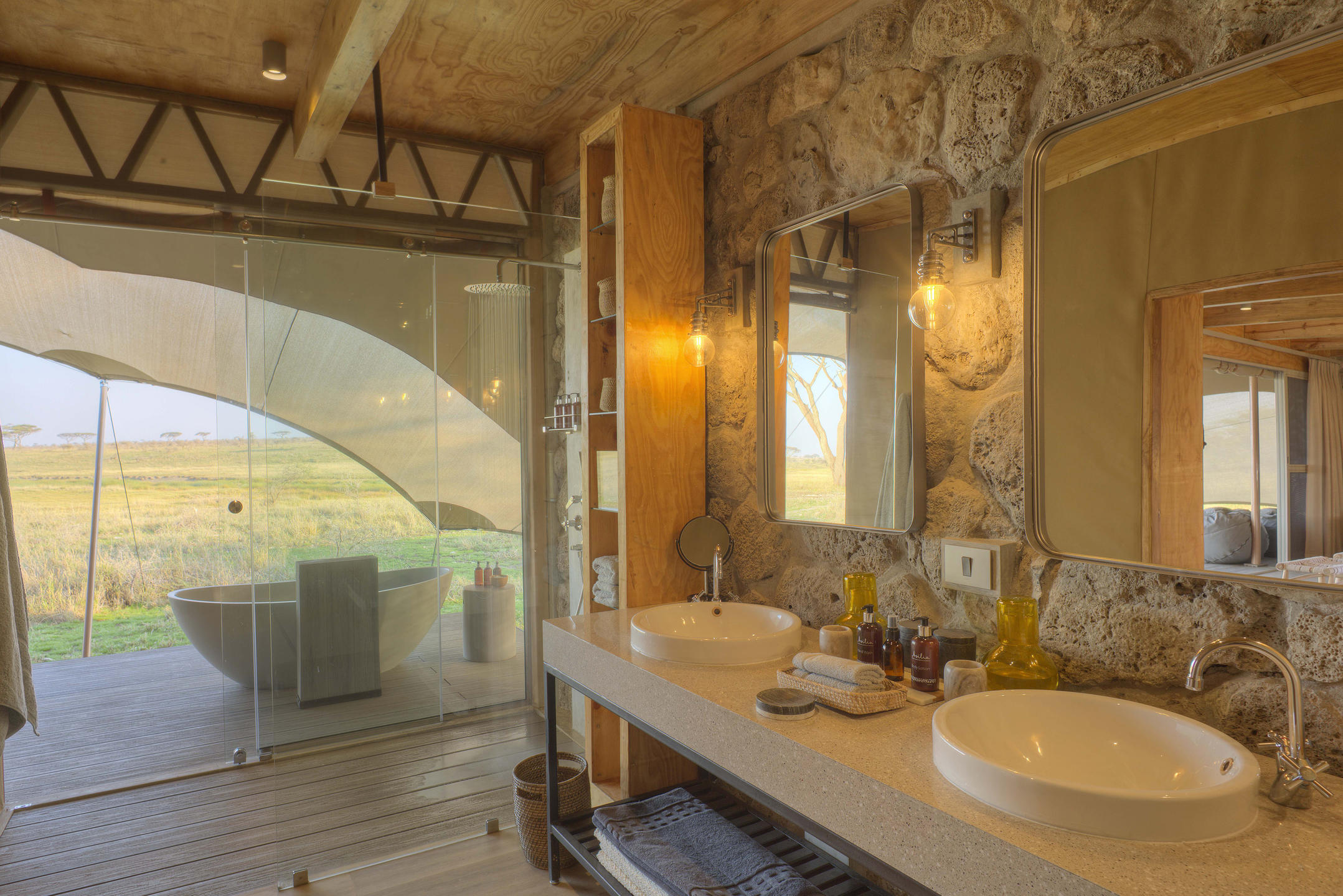 NAMIRI PLAINS CAMP