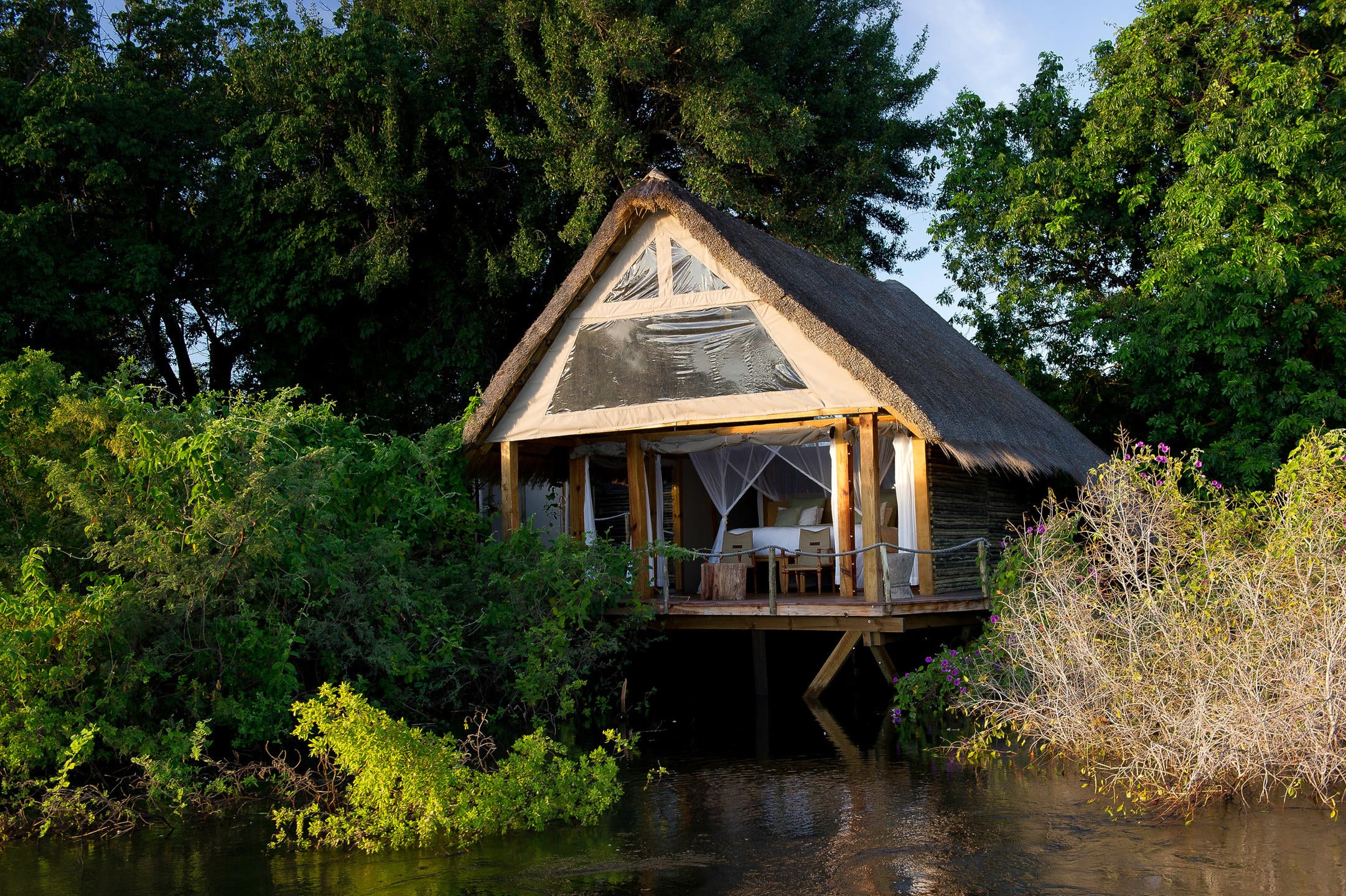 READ MORE ABOUT SINDABEZI ISLAND CAMP
