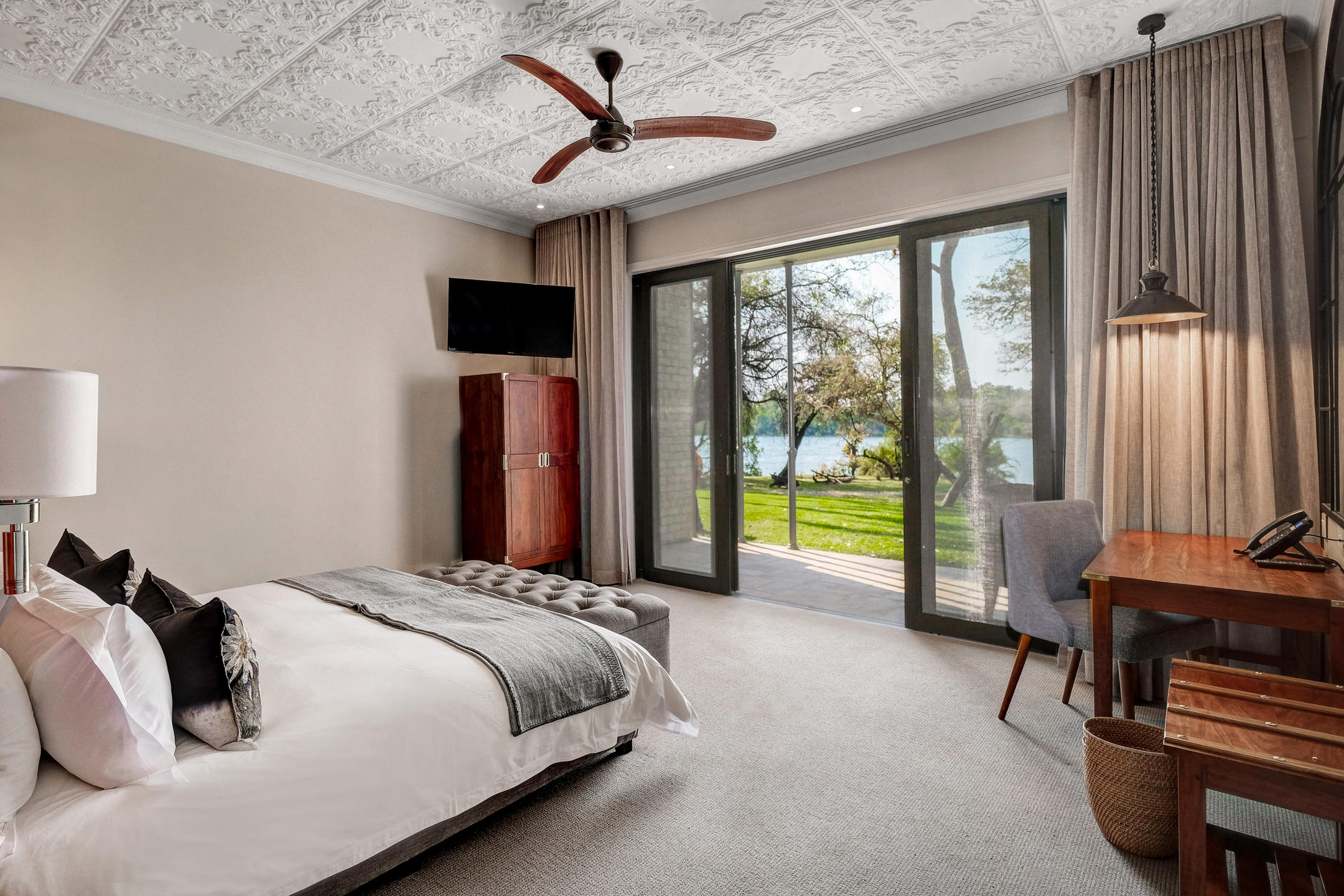 THE PALM RIVER HOTEL