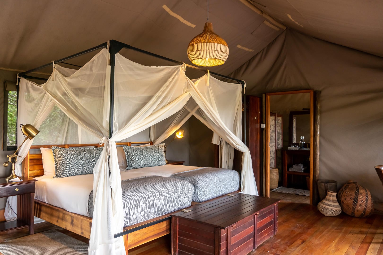 READ MORE ABOUT LINYANTI BUSH CAMP