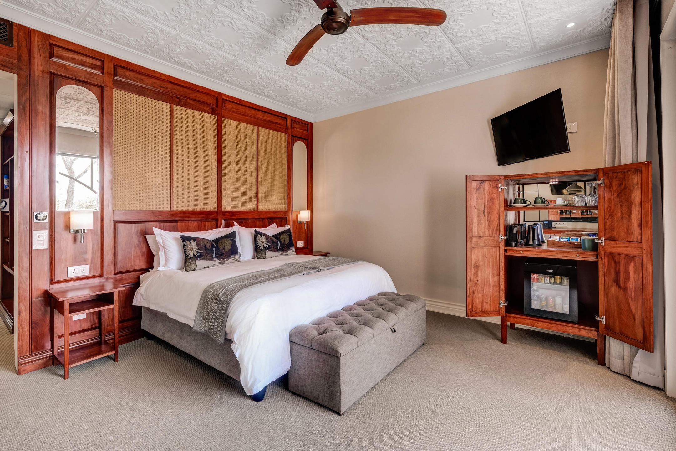 THE PALM RIVER HOTEL