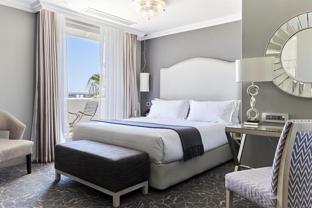 READ MORE ABOUT QUEEN VICTORIA HOTEL