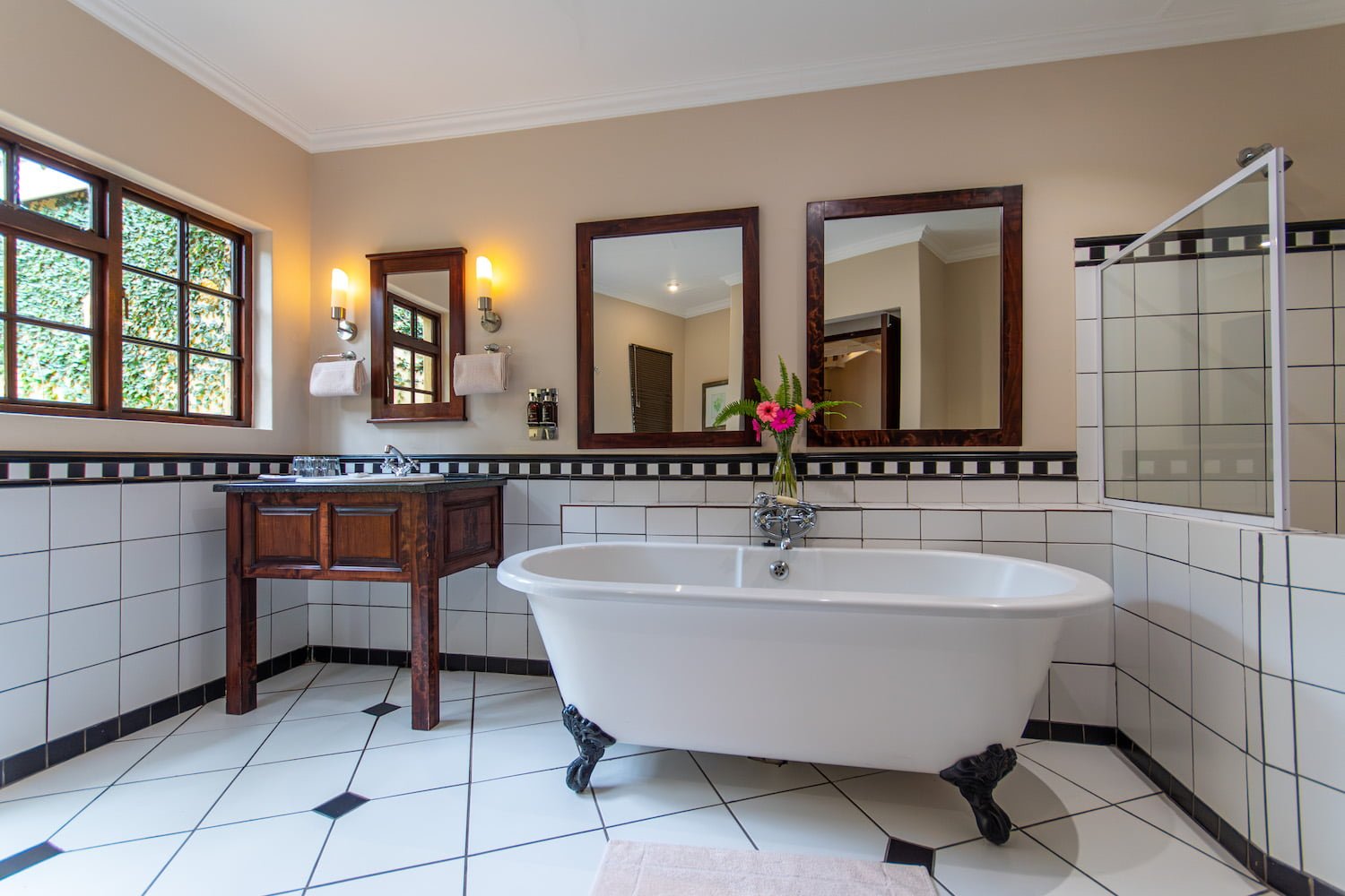 PERRY’S BRIDGE HOLLOW BOUTIQUE HOTEL
