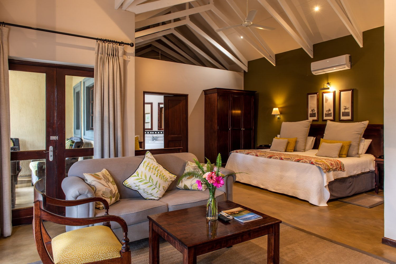 PERRY’S BRIDGE HOLLOW BOUTIQUE HOTEL