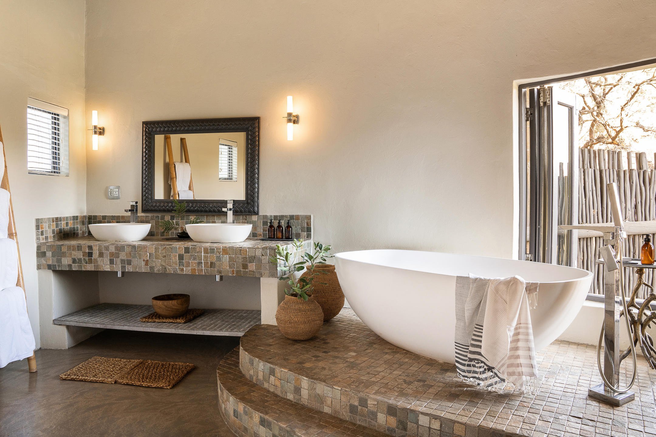 SIMBAVATI RIVER LODGE